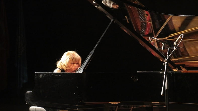 İdil Biret, başta Chopin ve Liszt olmak üzere birçok bestecinin piyano repertuvarını tamamlamış durumda. 