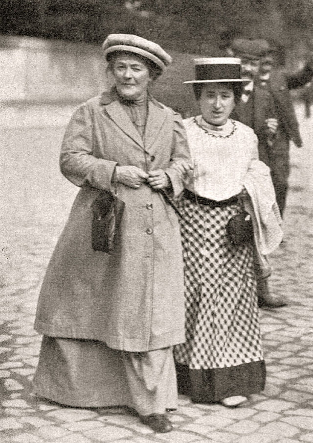 8 Mart'ın Dünya Kadınlar Günü olarak kutlanmasını öneren Clara Zetkin (solda) Rosa Luxemburg ile.