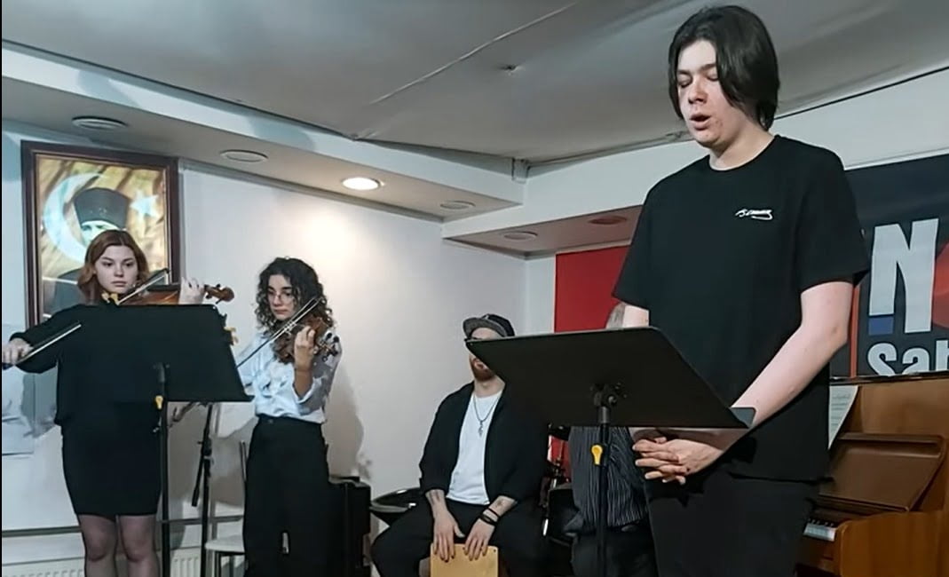 Öğrencimiz Berk Şener Bilaş ve ona eşlik eden eğitmenlerimiz. Vokal: Berk Şener Bilaş, Keman: Zeynep Sude Kuru, Nil Su Doğan, Ritim: Tarık Çalışır, Piyano: Coşkun Nehir